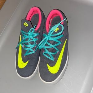 Very great brand KD. Size 6. Multicolor